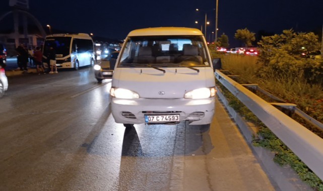 Motosiklet minibüsle çarpıştı: 2 yaralı