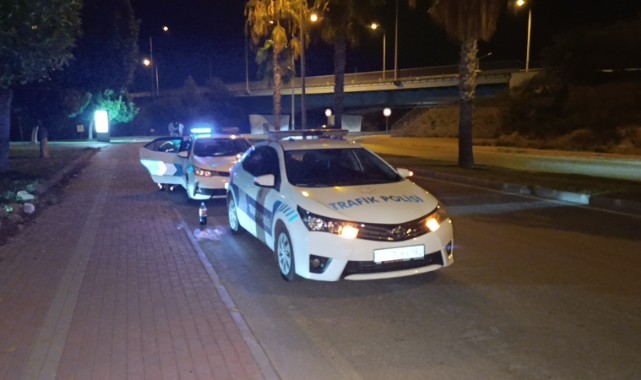 Motosiklet, sivil polise ve yayaya çarptı: 3 yaralı