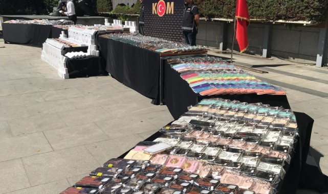 O ilde binlerce kaçak telefon aksesuarı ele geçirildi
