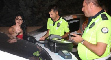Önce arabanın içine saklandı, sonra gazeteciyi polise şikayet etti