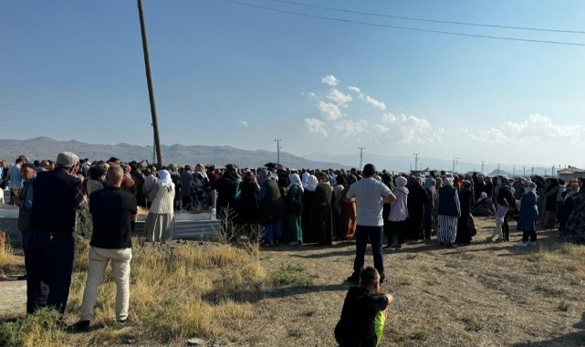 Otobüs kazasında hayatını kaybeden 5 kişi toprağa verildi