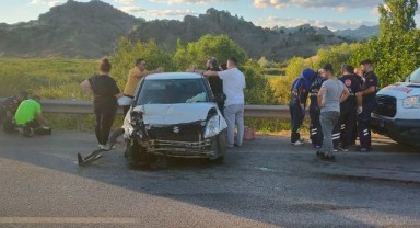 Otomobil bariyerlere çarptı: 3 kişi yaralandı