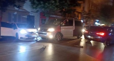 Otomobil çöp kamyonuna arkadan çarptı: 1’i ağır 3 yaralı