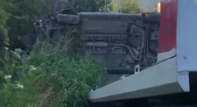 Otomobil elektrik direğine çarparak yan yattı: 1 yaralı