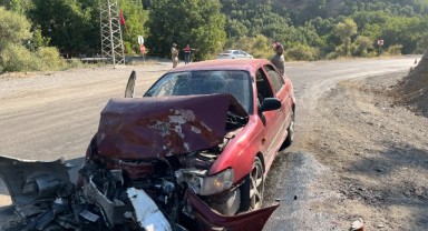 Otomobil ile cip kafa kafaya çarpıştı: 8 yaralı