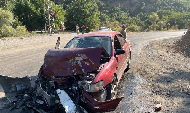 Otomobil ile cip kafa kafaya çarpıştı: 8 yaralı