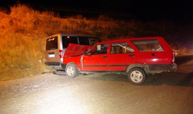 Otomobil ile hafif ticari araç çarpıştı: 1 yaralı