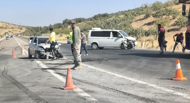 Otomobil ile minibüs çarpıştı: 3 yaralı