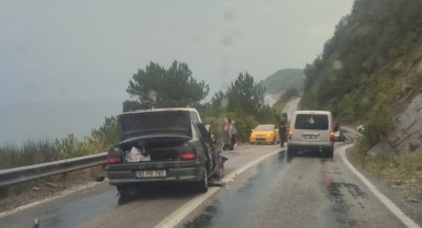 Otomobil ile ticari araç kafa kafaya çarpıştı: 7 yaralı