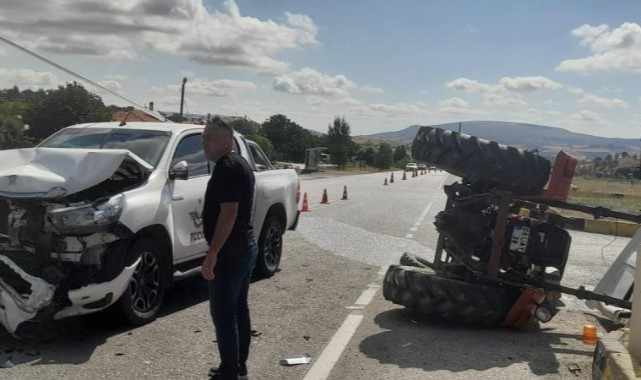 Otomobil ile traktörün çarpıştı: 2 yaralı