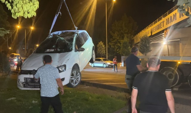 Otomobil köprü duvarına çarptı: 2 yaralı