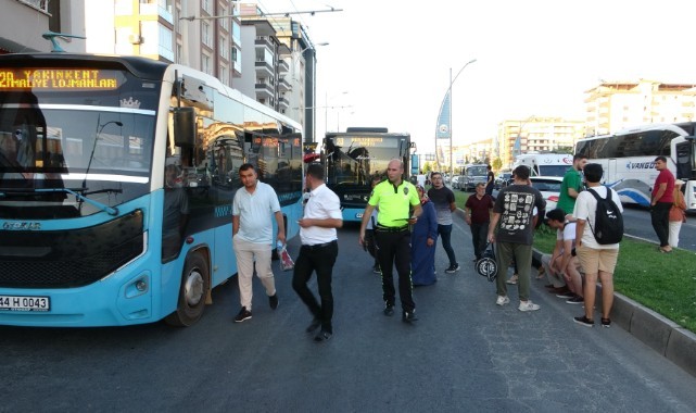 Otomobil onlarca yolcunun bulunduğu otobüse çarptı