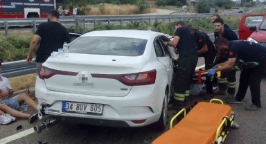 Otomobil, park halinde olan iki araca çarptı: 5 yaralı