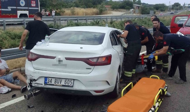 Otomobil, park halinde olan iki araca çarptı: 5 yaralı
