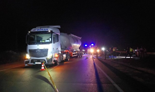 Otomobil tıra arkadan çarptı: 1 ölü, 1 yaralı