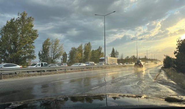 Otomobil tırın altına girdi: 4 yaralı