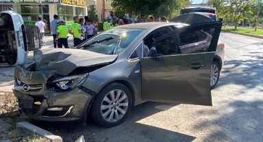 Otomobille çarpışan minibüs yan yattı: 2 yaralı
