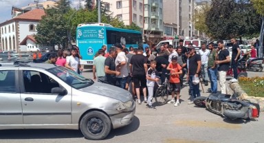 Otomobille çarpışan motosiklet sürücüsü ağır yaralandı