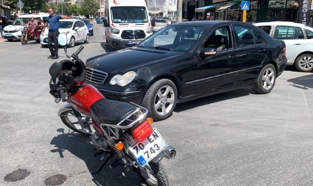Otomobille çarpışan motosiklet sürücüsü yaralandı