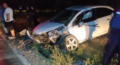 Otomobiller kafa kafaya çarpıştı: 3 yaralı
