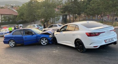 Otomobillerin çarpıştığı kazada 2 kişi yaralandı