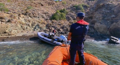 Plajda 22 düzensiz göçmen ve 6 insan kaçakçısı yakalandı