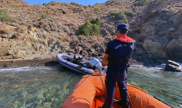 Plajda 22 düzensiz göçmen ve 6 insan kaçakçısı yakalandı
