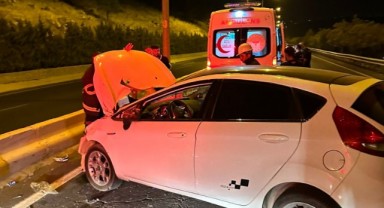 Refüje çarpan otomobilde 2 kişi yaralandı