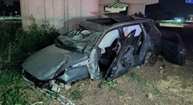 Refüje çarpan otomobilin motoru ve lastiği metrelerce fırladı