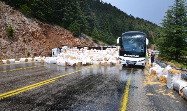 Saman yüklü tır devrildi, sürücü yaralandı