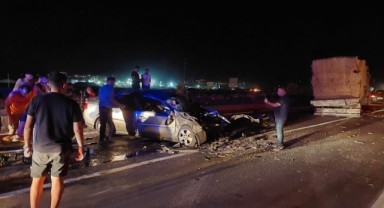 Saman yüklü tır ile otomobil çarpıştı: 8 yaralı
