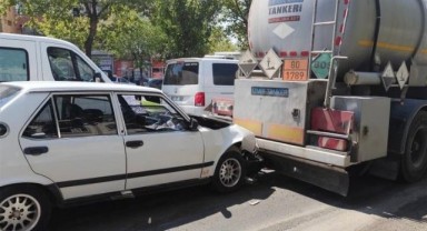 Şanlıurfa'da otomobil kırmızı ışıkta bekleyen tıra çarptı! 2 yaralı