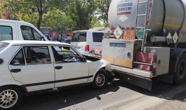 Şanlıurfa'da otomobil kırmızı ışıkta bekleyen tıra çarptı! 2 yaralı