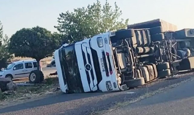 Şanlıurfa'da tır devrildi, sürücü yaralandı