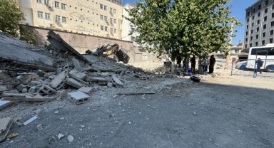 Şanlıurfa'da yıkım sırasında bina çöktü! İş makinesi zarar gördü