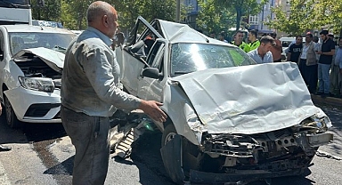 Siverek'te kırmızı ışıkta bekleyen araçlara tır çarptı: 3 yaralı