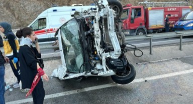Takla atıp refüje giren hafif ticari araçta 6 kişi yaralandı
