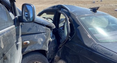 Tali yoldan çıkan otomobile minibüs çarptı: 8 yaralı