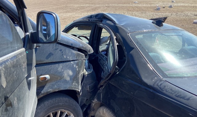 Tali yoldan çıkan otomobile minibüs çarptı: 8 yaralı