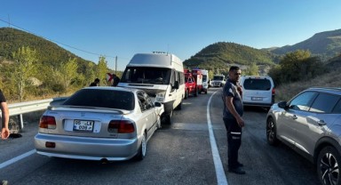 Tarım işlerini taşıyan minibüs otomobille çarpıştı: 14 yaralı