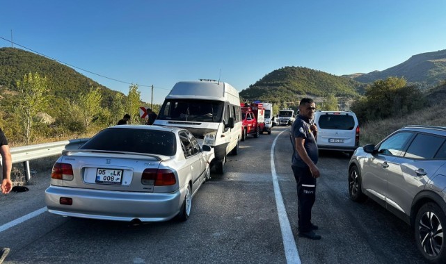 Tarım işlerini taşıyan minibüs otomobille çarpıştı: 14 yaralı