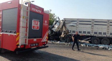 Tır ile kamyon kafa kafaya çarpıştı: 1 ölü, 1 yaralı
