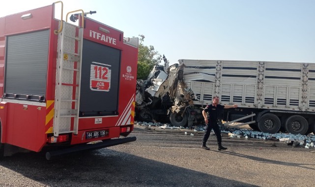 Tır ile kamyon kafa kafaya çarpıştı: 1 ölü, 1 yaralı