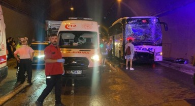 Tır, otomobil ve 2 otobüsün karıştığı kazada 15 kişi yaralandı