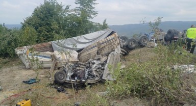 Tır otomobili sürükleyerek devrildi: 2 ölü 2 yaralı