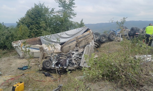 Tır otomobili sürükleyerek devrildi: 2 ölü 2 yaralı