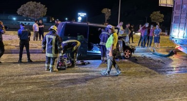 Tıra çarpan minibüsteki 2 kişi yaralandı