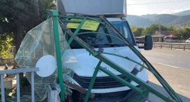 Tırın çarptığı kamyonet durağa girdi: 1 yaralı