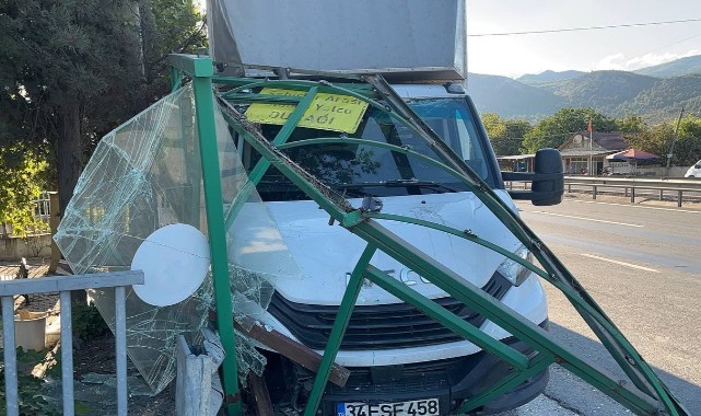 Tırın çarptığı kamyonet durağa girdi: 1 yaralı
