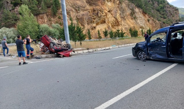 Tofaş marka araç kazada paramparça oldu: 1 ölü, 9 yaralı